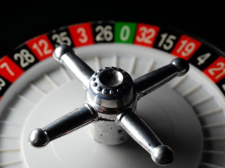 Layar instalasi aplikasi dompet togel di ponsel Android dengan tombol izin dan notifikasi unduhan